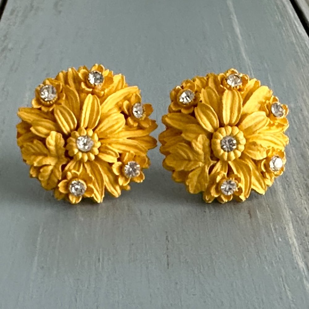 A Lovely Sunny Yellow Flower!  Vintage Clip On Earrings w Rhinestones